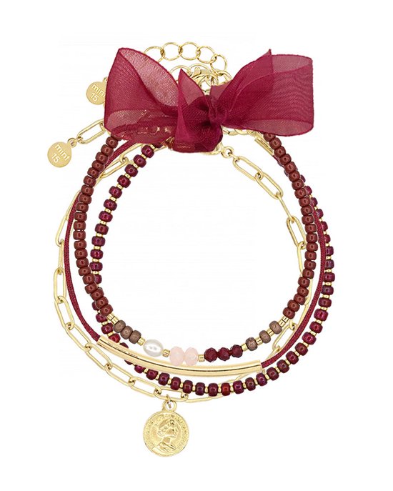 Set van vier armbanden: bordeauxkleurige kralen, gouden schakels en bedeltjes, met strik.