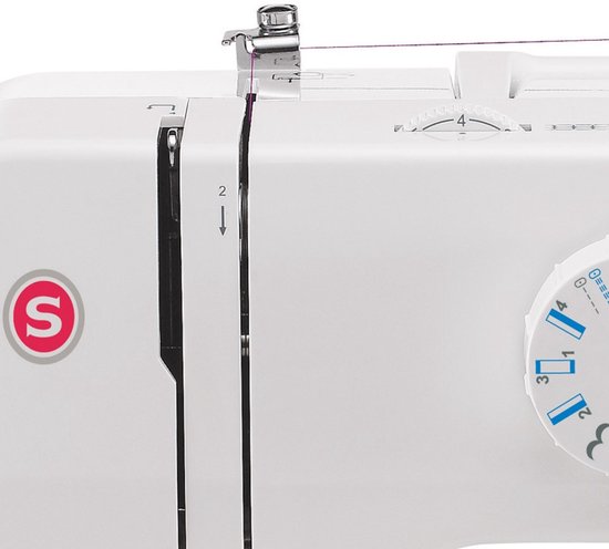 Witte Singer naaimachine met paarse draad door de spoelhouder en naald.