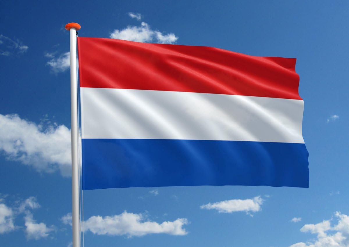 Okado Nederlandse Vlag 150 x 90 cm – Rood Wit Blauw Polyester Landsvlag met Messing Oogringen voor Vlaggenmast, Koningsdag, Sportwedstrijden en Decoratie