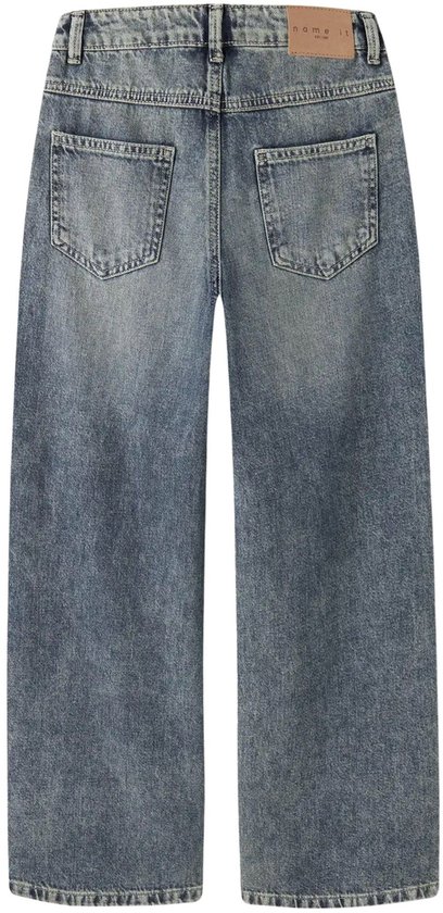 Achterkant van een lichtblauwe wijde jeans met twee zakken en een verweerde wassing.