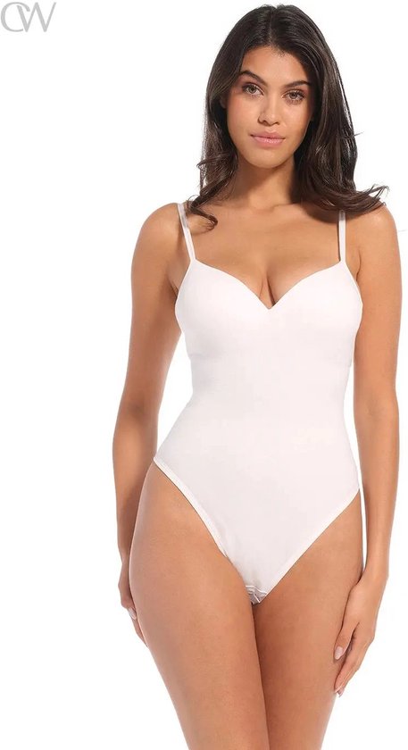 Wit stringbody met voorgevormde cups en verstelbare bandjes, gedragen door een model.