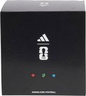 Zwarte doos met sterrenpatroon, Adidas-logo en FIFA-logo.