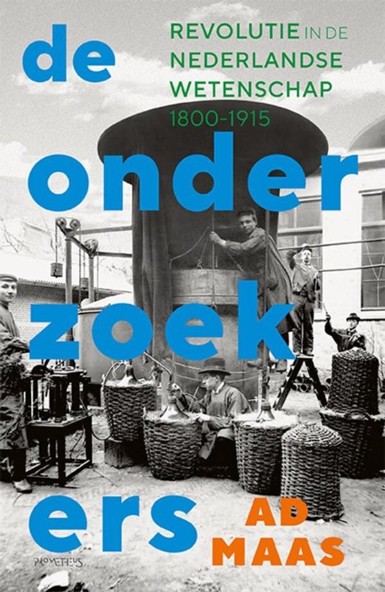 Boekomslag: Zwart-witfoto van onderzoekers in een laboratorium met grote blauwe en oranje tekst.