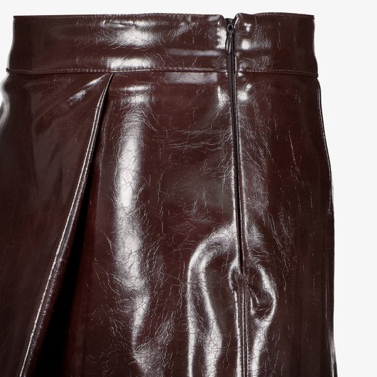 Detail van aubergine PU leren rok met rits aan de achterkant en plooien.
