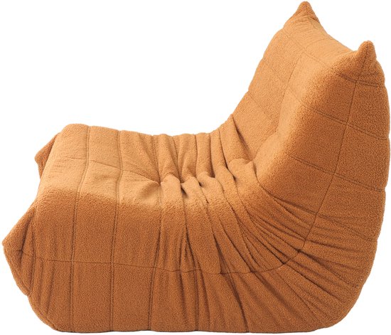Oranje pluche zitzak met horizontale naden en gerimpelde zijkanten.