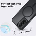 Zwarte telefoonhoes die valt op gebroken oppervlak. Detail van versterkte hoek.