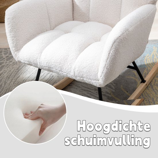 Hand die de dikke, zachte schuimvulling van een witte teddy schommelstoel indrukt.