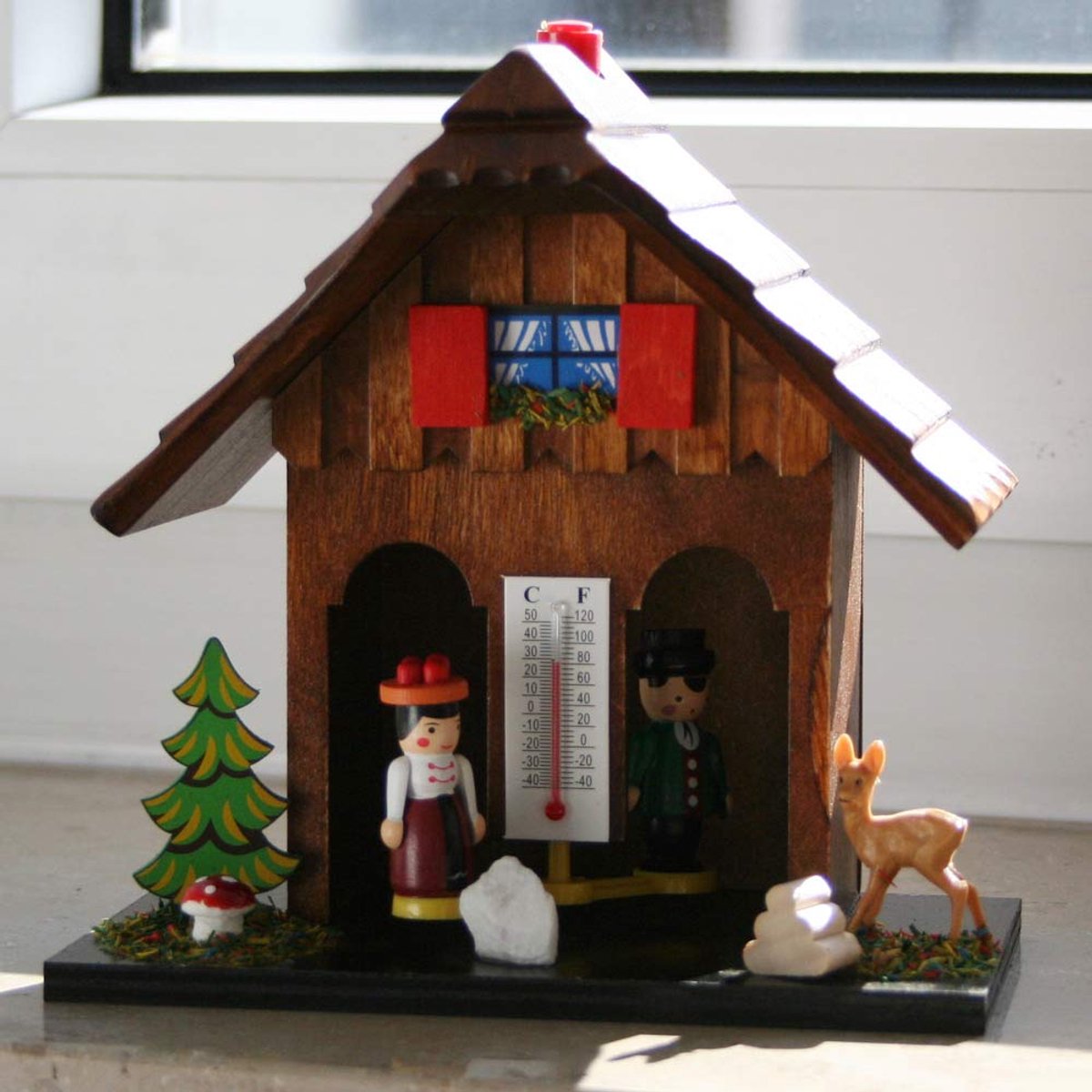 SnelShoppen - Houten Weerhuisje Freiburg met Temperatuurweergave in Zwart-Woud Stijl - Handgemaakt Weerstation voor Tuin, Keuken en Feesten