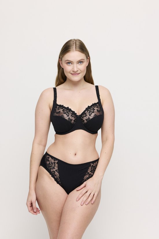 Model met een zwarte kanten bh en bijpassende slip.