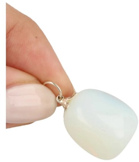 Vinger met een witte, gladde opaliet hanger.