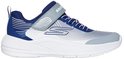 Blauwe sneaker met zilverkleurige lijnen en grijs klittenband.