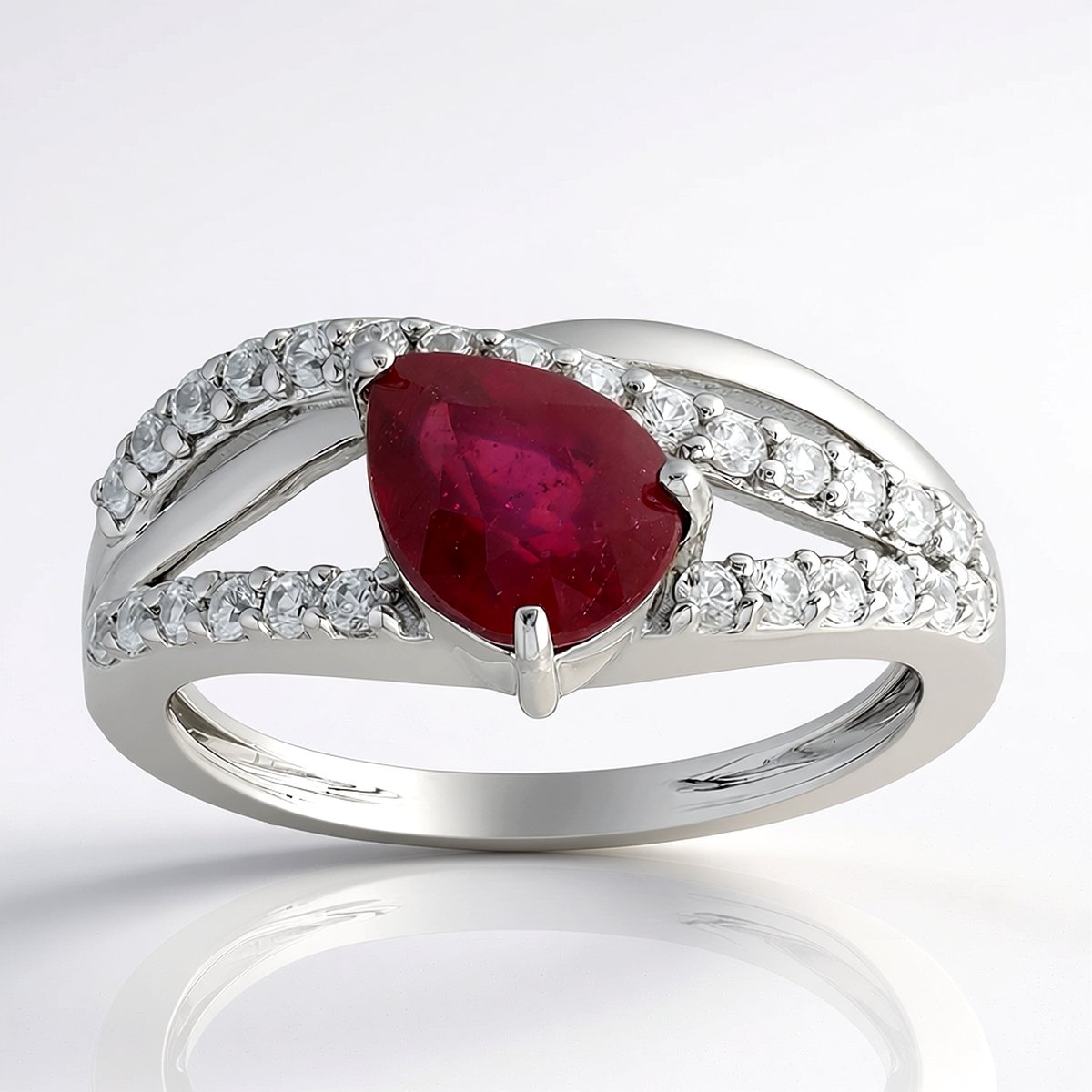 Cavill - Luxe Zilveren Ring 925 Sterling met Platina - Madagaskar Robijn 1,491 ct Druppelvorm - Zirkonia - Elegante Sieraden