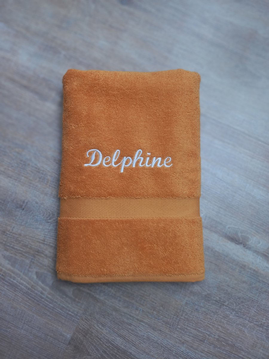 Gepersonaliseerde handdoek oker met naam geborduurd