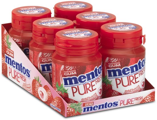 Zes rode Mentos Pure Fresh kauwgomflessen in een display met aardbeienafbeeldingen.