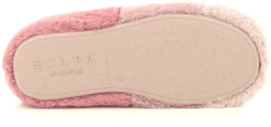 Onderkant van een roze pantoffel met drie gekleurde banden en het opschrift "SCAPA HOMEWEAR".