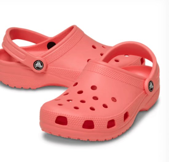 Deux sabots Crocs roses sur fond blanc.