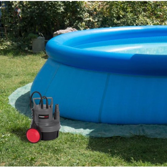 Grijze Powerplus dompelpomp met rode vlotterschakelaar naast een blauw opzetzwembad.