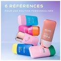 Stapel van zes WELEDA Serum Drops flacons in diverse kleuren, van blauw tot oranje en roze.