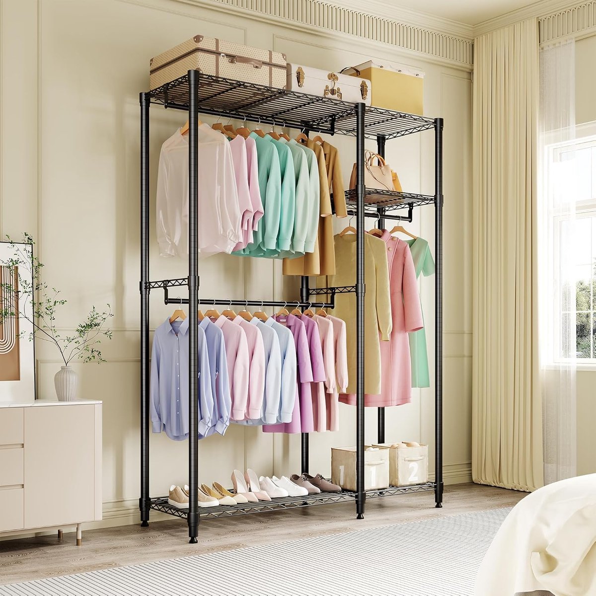 Heavy Duty metalen kledingrek - Vrijstaand opbergsysteem met 3 niveaus - Verstelbare planken en 4 hangstangen - Ruime opbergruimte voor slaapkamer, wasruimte en garderobe - Zwart
