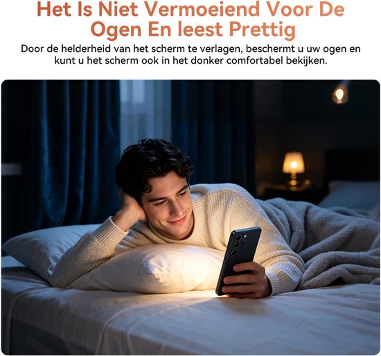 Man ligt in bed en kijkt op een smartphone in een verduisterde kamer.