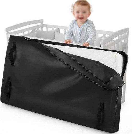Zwarte matras beschermhoes met handvatten, geopend over een witte matras, naast een babybedje.