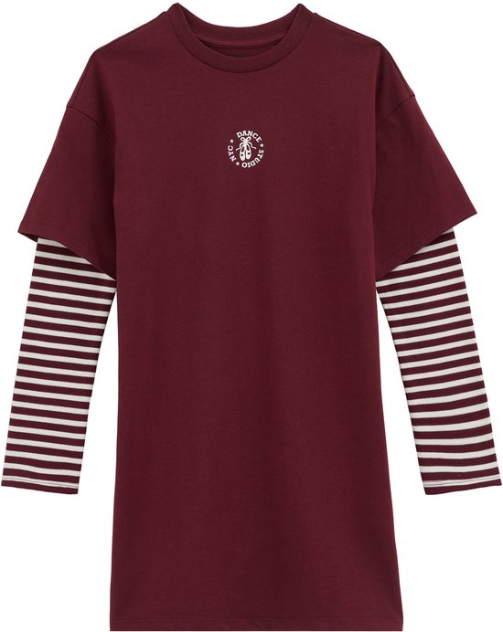Bordeauxrode jurk met korte mouwen en een gestreepte longsleeve met wit-bruine strepen. Op de borst een ronde print met 'Dance Studio NYC'.