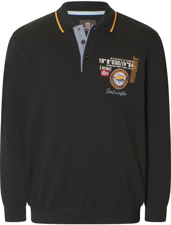 Zwart poloshirt met lange mouwen met een geborduurd embleem en tekst op de borst, en een gele en oranje gestreepte kraag.