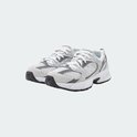 Een paar grijze New Balance sneakers met witte veters en een N-logo.