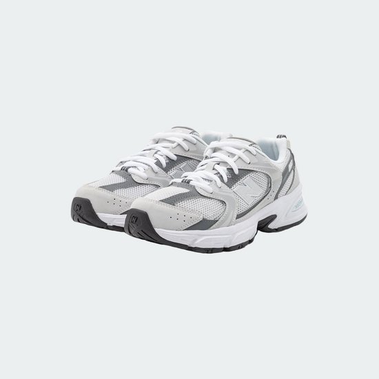 Een paar grijze New Balance sneakers met witte veters en een N-logo.