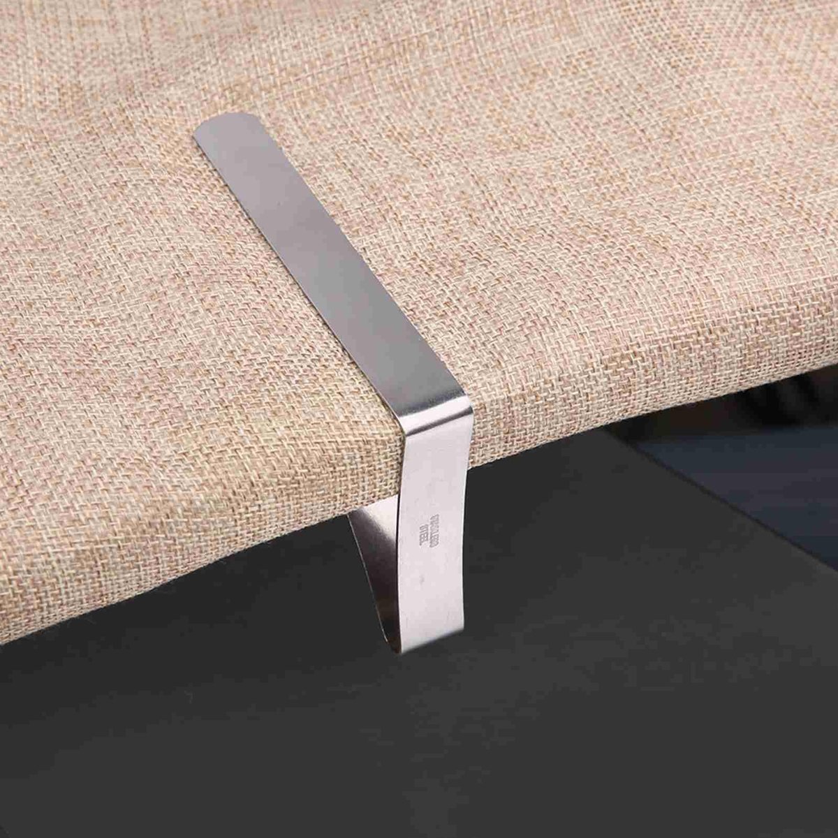 Dailygoods- Tafelkleedclips Duurzaam Antislip - 4 Stuks - Groot 10,5 x 7 Cm - Geschikt voor Tafels tot 6 Cm Dikte - Ideaal voor Bevestigen van Tafelkleden - Tafelkleedhouder