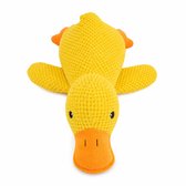 Gele pluche eend hondenspeeltje van bovenaf gezien. Met oranje snavel, voeten en gebreide textuur.