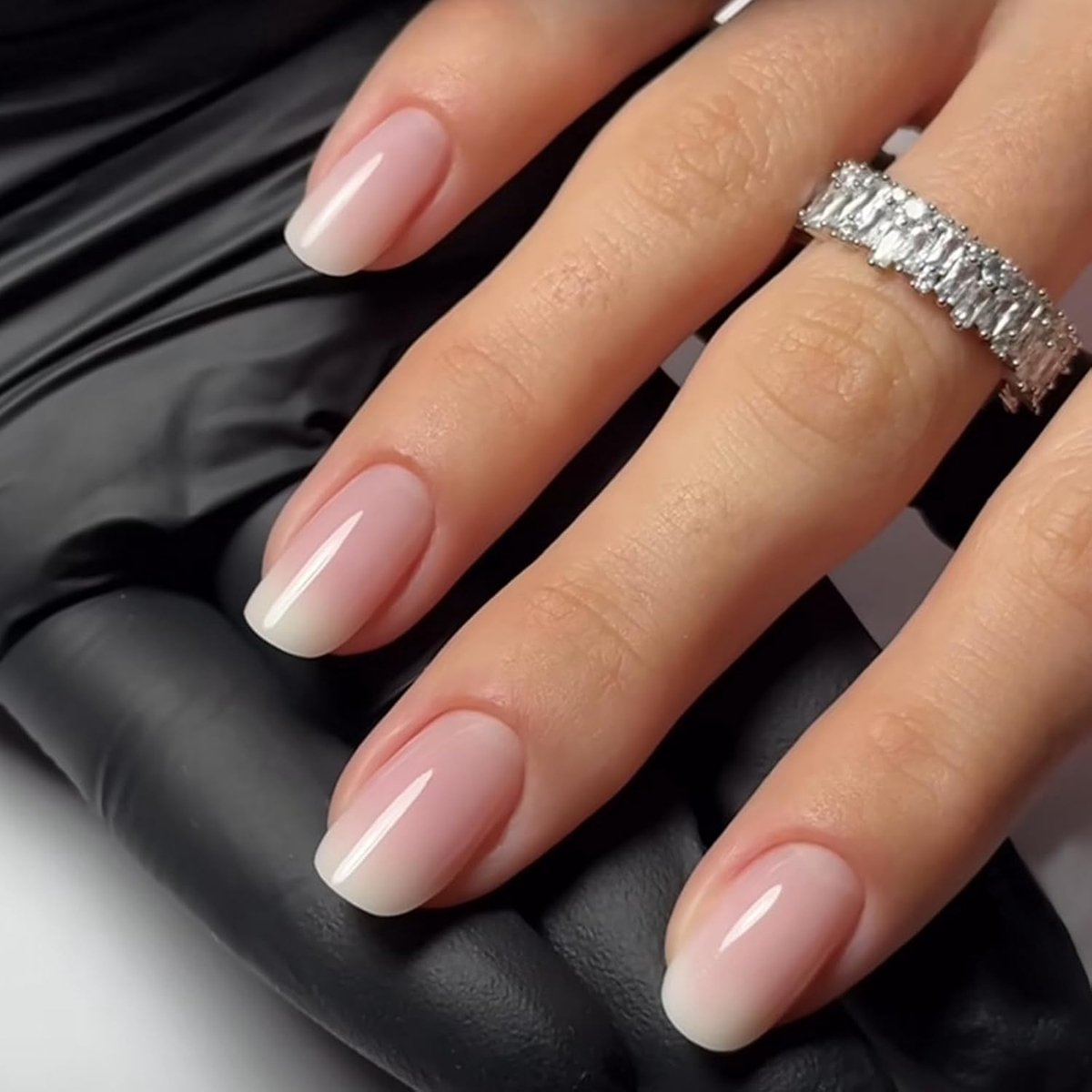 24 stuks kunstnagels om op te plakken, kort, vierkant, met nude-roze verloop-design, herbruikbare hoogglans acryl nagelset incl. nagellijm en vijl