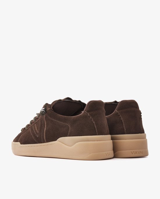 Achterkant van bruine suède VIA VAI sneakers met beige zool en logo detail.