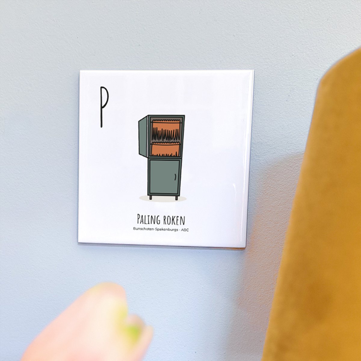 Paling roken - ABC tegeltje Bunschoten-Spakenburg - Keramiek met Handgetekende Illustratie - Wanddecoratie - Woondecoratie - Relatiegeschenk - Souvenir - 10,8 x 10,8 cm