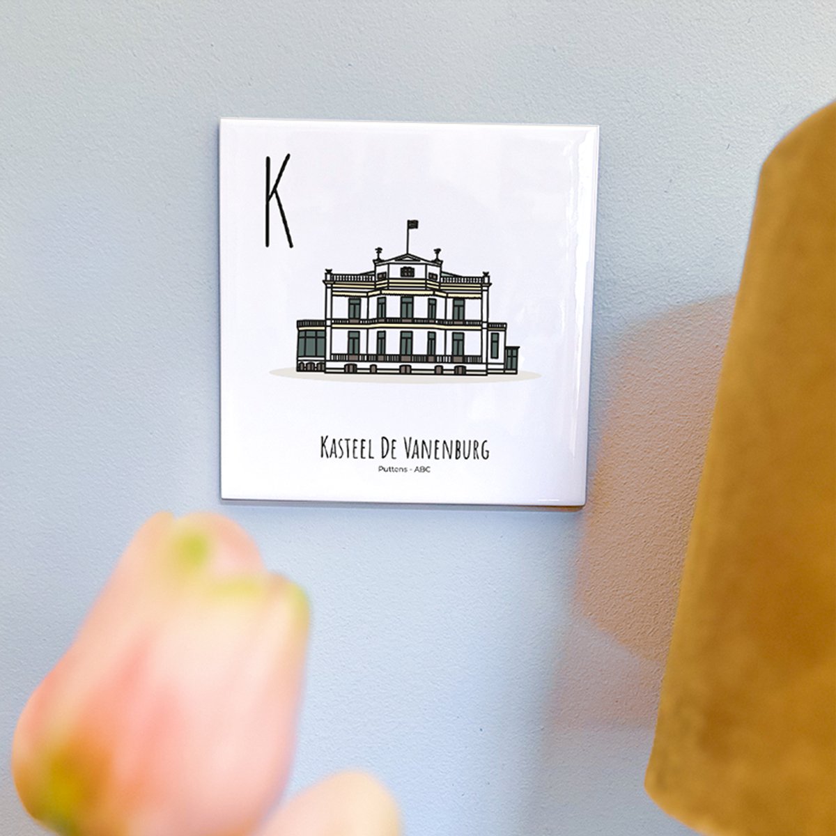Kasteel De Vanenburg - ABC tegeltje Putten - Keramiek met Handgetekende Illustratie - Wanddecoratie - Woondecoratie - Relatiegeschenk - Souvenir - 10,8 x 10,8 cm