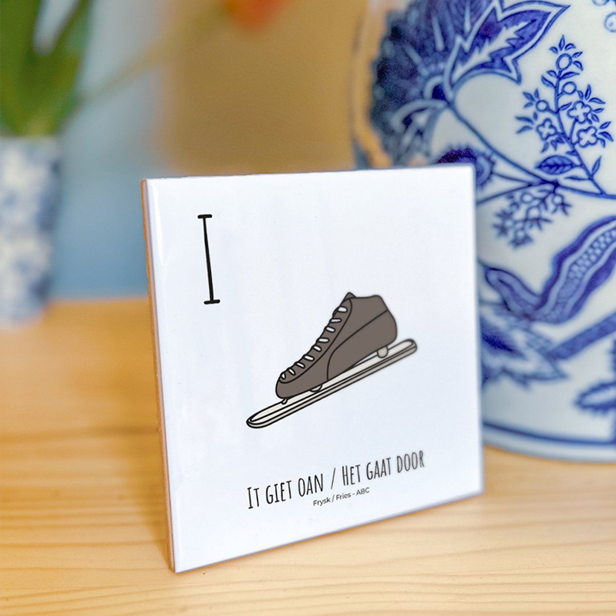 It giet oan / Het gaat door - ABC tegeltje Fryslân-Friesland - Keramiek met Handgetekende Illustratie - Wanddecoratie - Woondecoratie - Relatiegeschenk - Souvenir - 10,8 x 10,8 cm