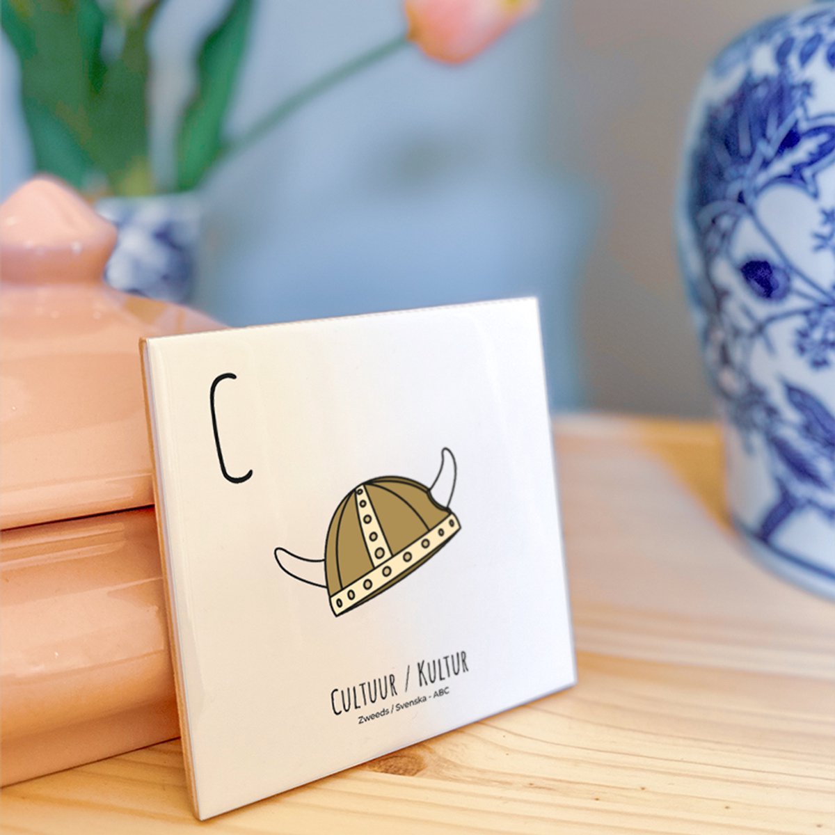 Cultuur / Kultur - ABC tegeltje Zweden-Sverige - Keramiek met Handgetekende Illustratie - Wanddecoratie - Woondecoratie - Relatiegeschenk - Souvenir - 10,8 x 10,8 cm