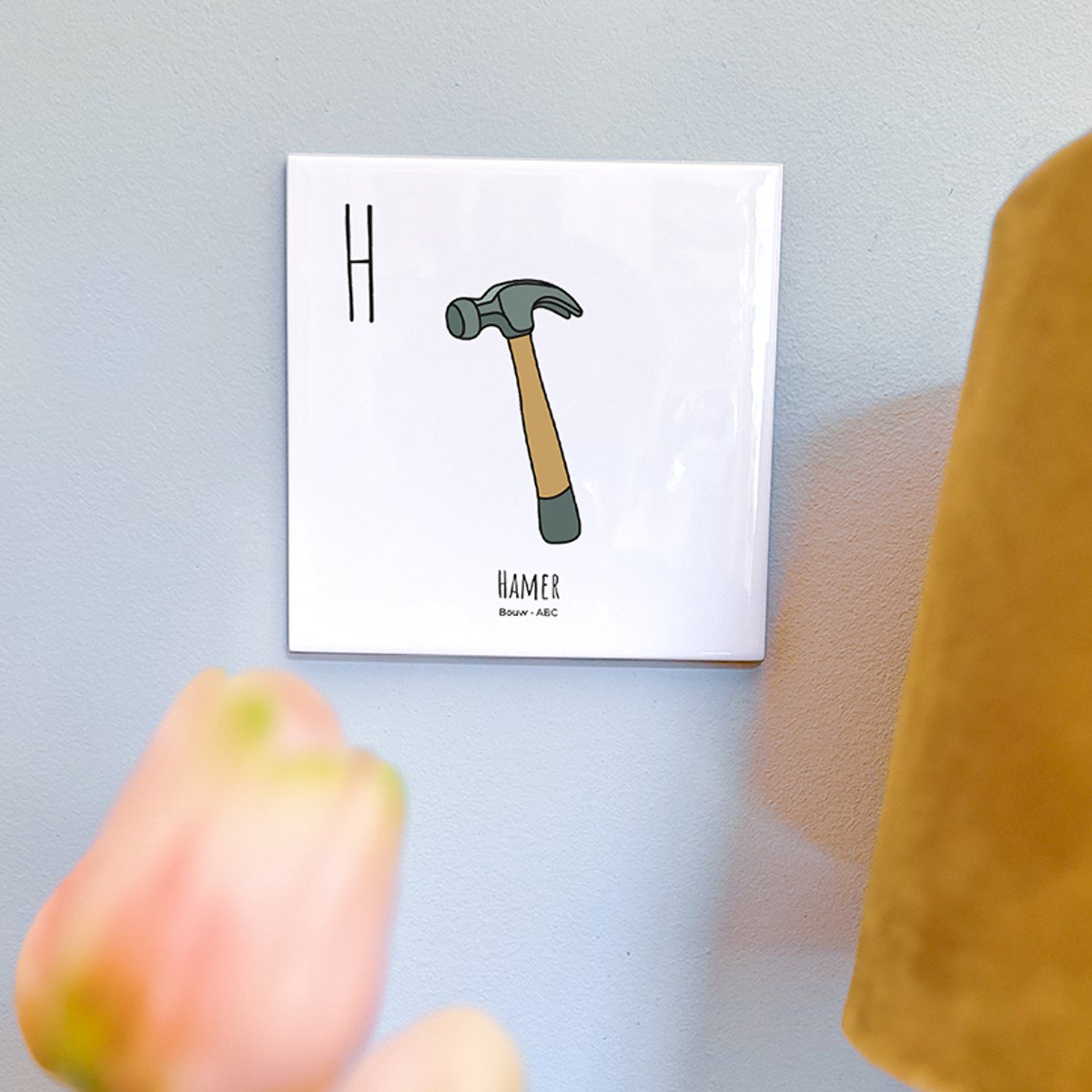 Hamer - ABC tegeltje Bouwen - Keramiek met Handgetekende Illustratie - Wanddecoratie - Woondecoratie - Relatiegeschenk - Souvenir - 10,8 x 10,8 cm