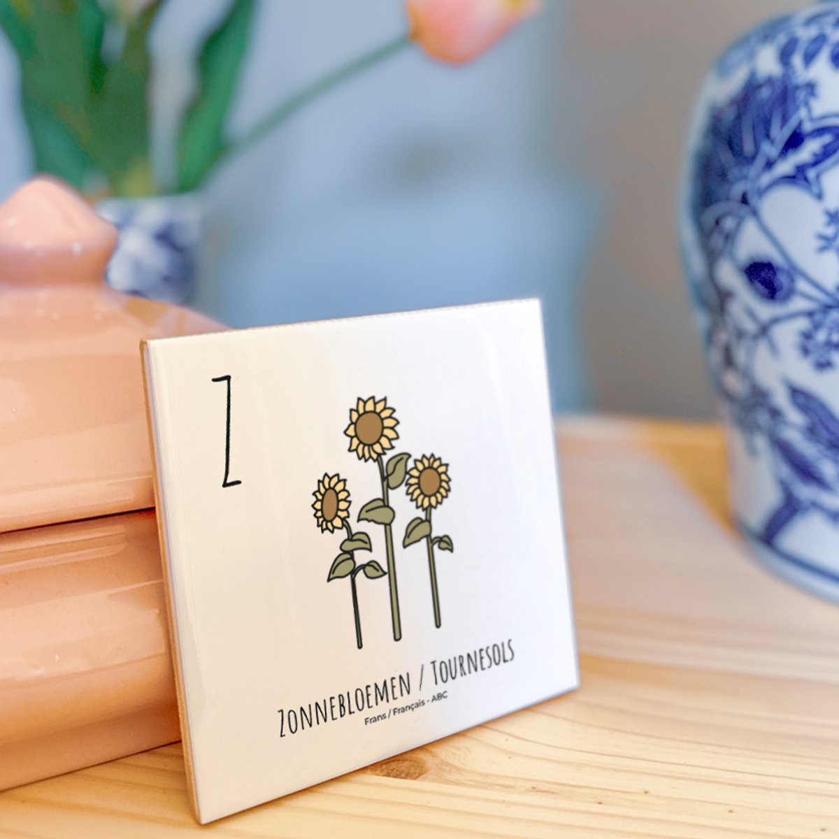 Zonnebloemen / Tournesols - ABC tegeltje Frankrijk-France - Keramiek met Handgetekende Illustratie - Wanddecoratie - Woondecoratie - Relatiegeschenk - Souvenir - 10,8 x 10,8 cm