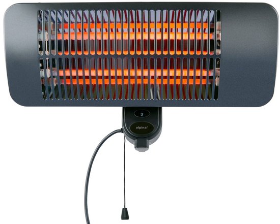 Grijze, hangende terrasheater van Alpina met een infrarood paneel en drie warmtestanden. De verwarmingselementen gloeien oranje.