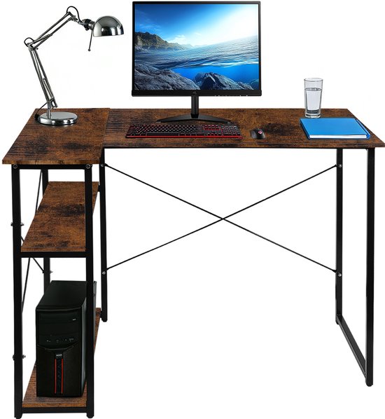 L-vormig bureau met bruine houtnerf en zwart metalen frame, met monitoren, toetsenbord, muis, lamp en computer.