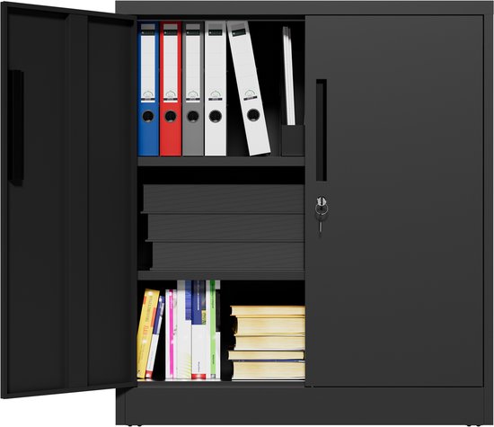 Zwarte metalen archiefkast met open deur, gevuld met mappen, boeken en opbergdozen.