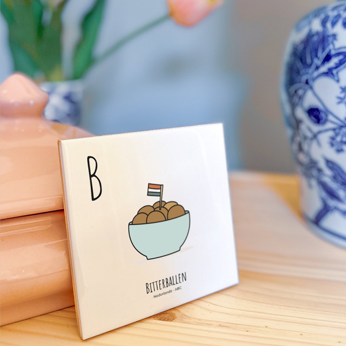 Bitterballen - ABC tegeltje Nederland - Keramiek met Handgetekende Illustratie - Wanddecoratie - Woondecoratie - Relatiegeschenk - Souvenir - 10,8 x 10,8 cm