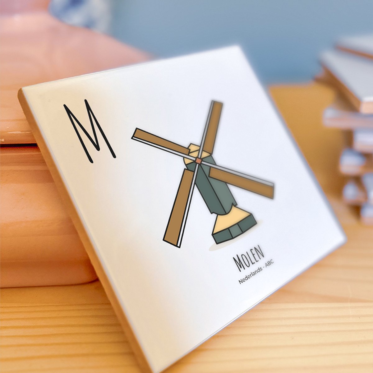 Molen - ABC tegeltje Nederland - Keramiek met Handgetekende Illustratie - Wanddecoratie - Woondecoratie - Relatiegeschenk - Souvenir - 10,8 x 10,8 cm