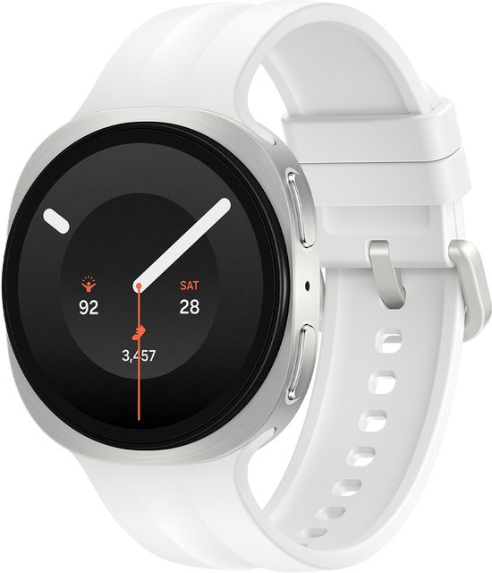 Zilverkleurig Samsung Galaxy Watch9 met witte band, schuine weergave. Scherm toont 'SAT 28', '92' en '3,457'.