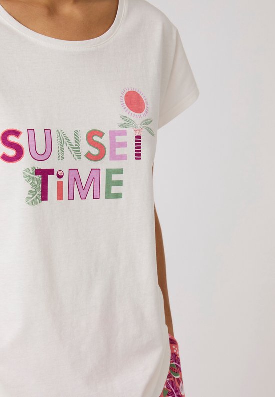 Close-up van een wit T-shirt met 'SUNSET TIME' opdruk, inclusief palmboom en zon.