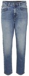 Blauwe, stonewashed jeans met een rechte pasvorm, gedragen door een model.