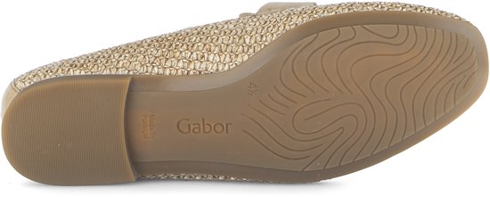 Onderkant van beige gevlochten loafer met golvend profiel en Gabor-logo.