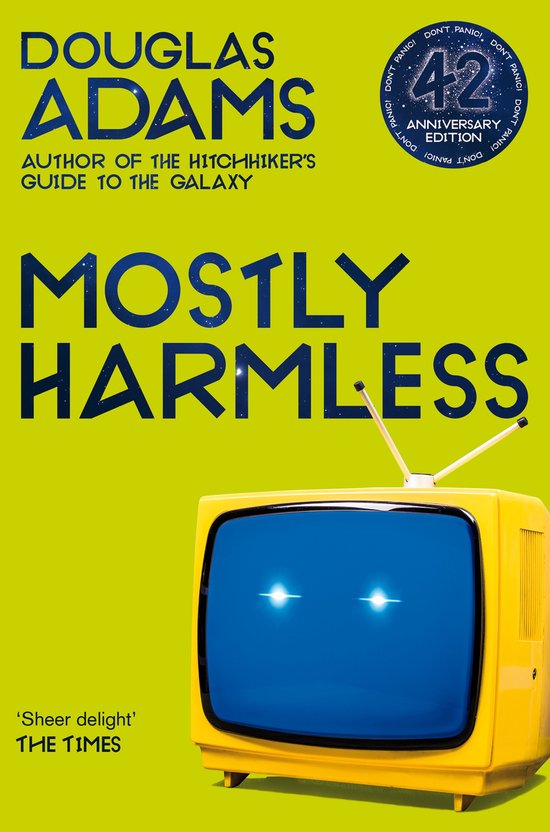 Couverture jaune du livre 'Mostly Harmless' de Douglas Adams, avec une télévision rétro.