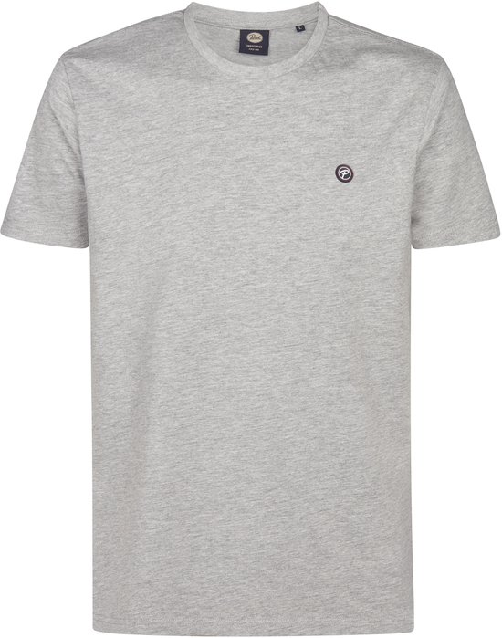 Lichtgrijs, gemêleerd katoenen T-shirt met korte mouwen en ronde hals. Links op de borst een klein rond logo met de letter P.